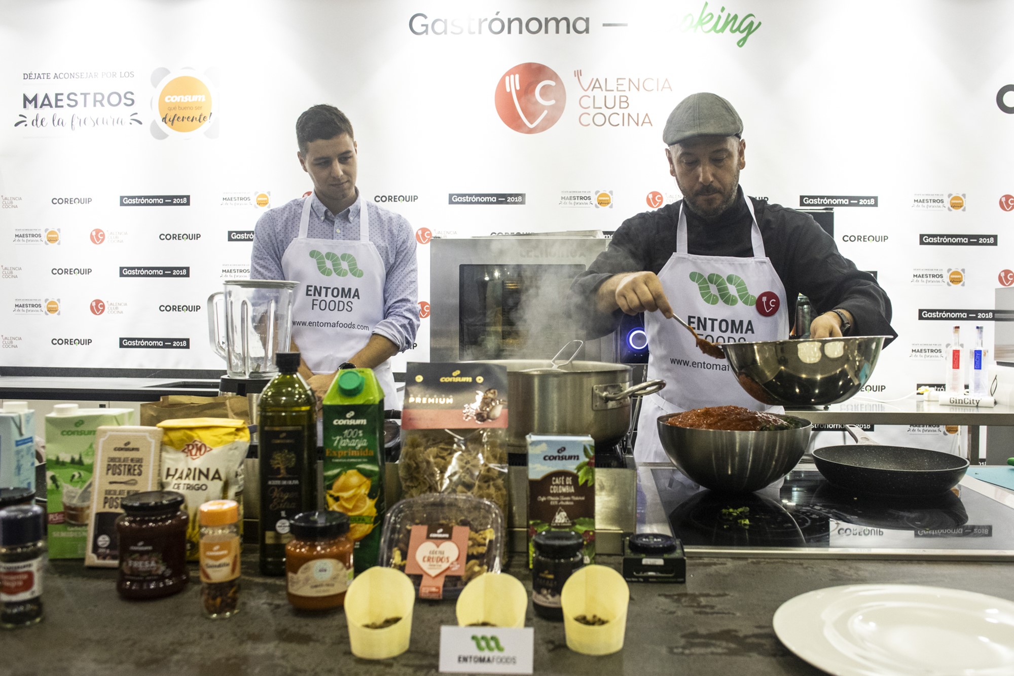 Profesionales de 'Entomafoods' muestran sus técnicas culinarias con insectos. Profesionales de 'Entomafoods' muestran sus técnicas culinarias con insectos.
