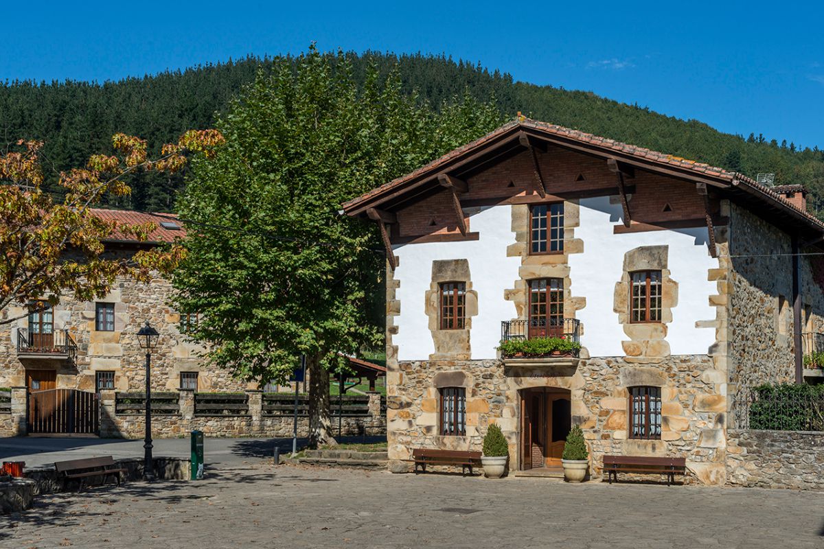 Fachada del Asador Etxebarri. Fachada del Asador Etxebarri.
