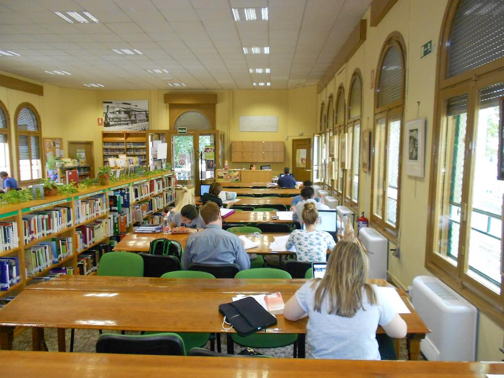 De salón de baile a biblioteca, tiene un importante apartado dedicado a Lorca. Foto: Biblioteca Pública Municipal Salón. De salón de baile a biblioteca, tiene un importante apartado dedicado a Lorca. Foto: Biblioteca Pública Municipal Salón.