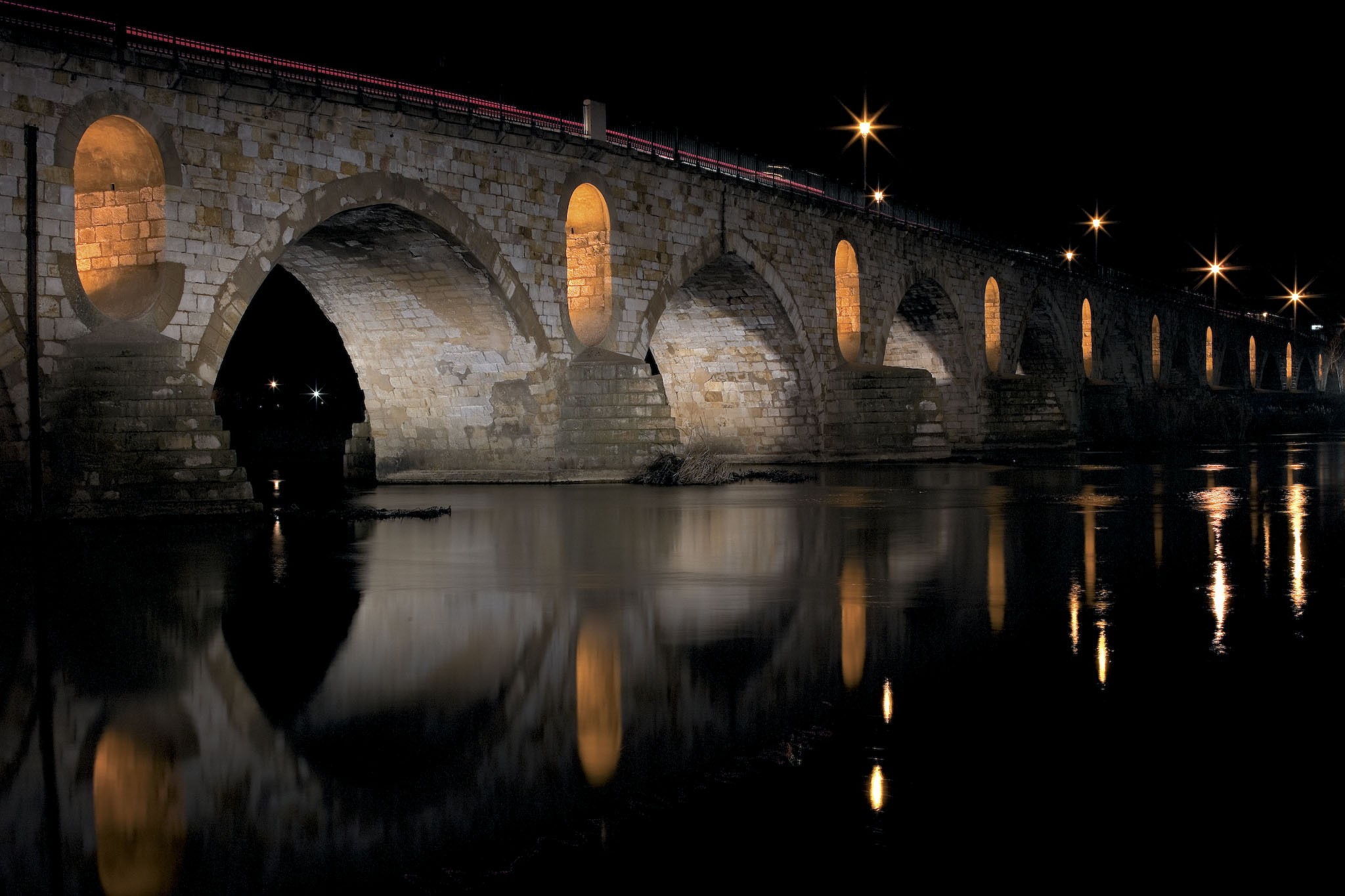 Zamora de noche. Foto: Oficina de Turismo de Zamora. Zamora de noche. Foto: Oficina de Turismo de Zamora.