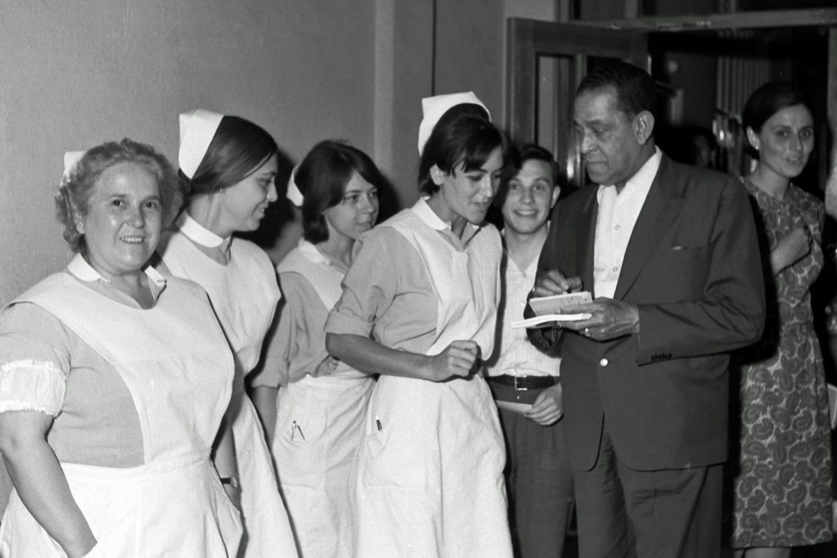 Antonio Machín firmando autógrafos a las enfermeras de un hospital de Zaragoza en 1965. Antonio Machín firmando autógrafos a las enfermeras de un hospital de Zaragoza en 1965.