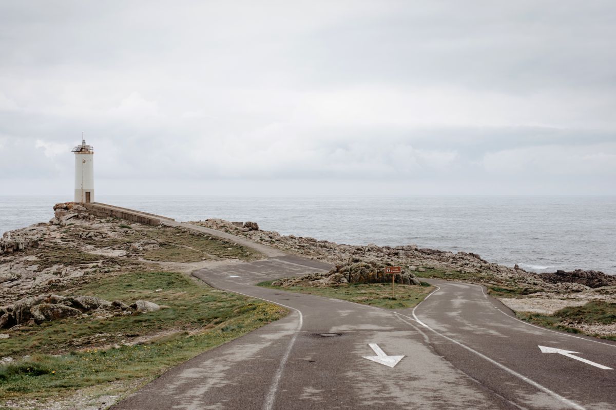 Vista de la carretera que alcanza el Faro de Roncudo en O Camiño dos Faros (Costa da Morte, A Coruña). Vista de la carretera que alcanza el Faro de Roncudo en O Camiño dos Faros (Costa da Morte, A Coruña).