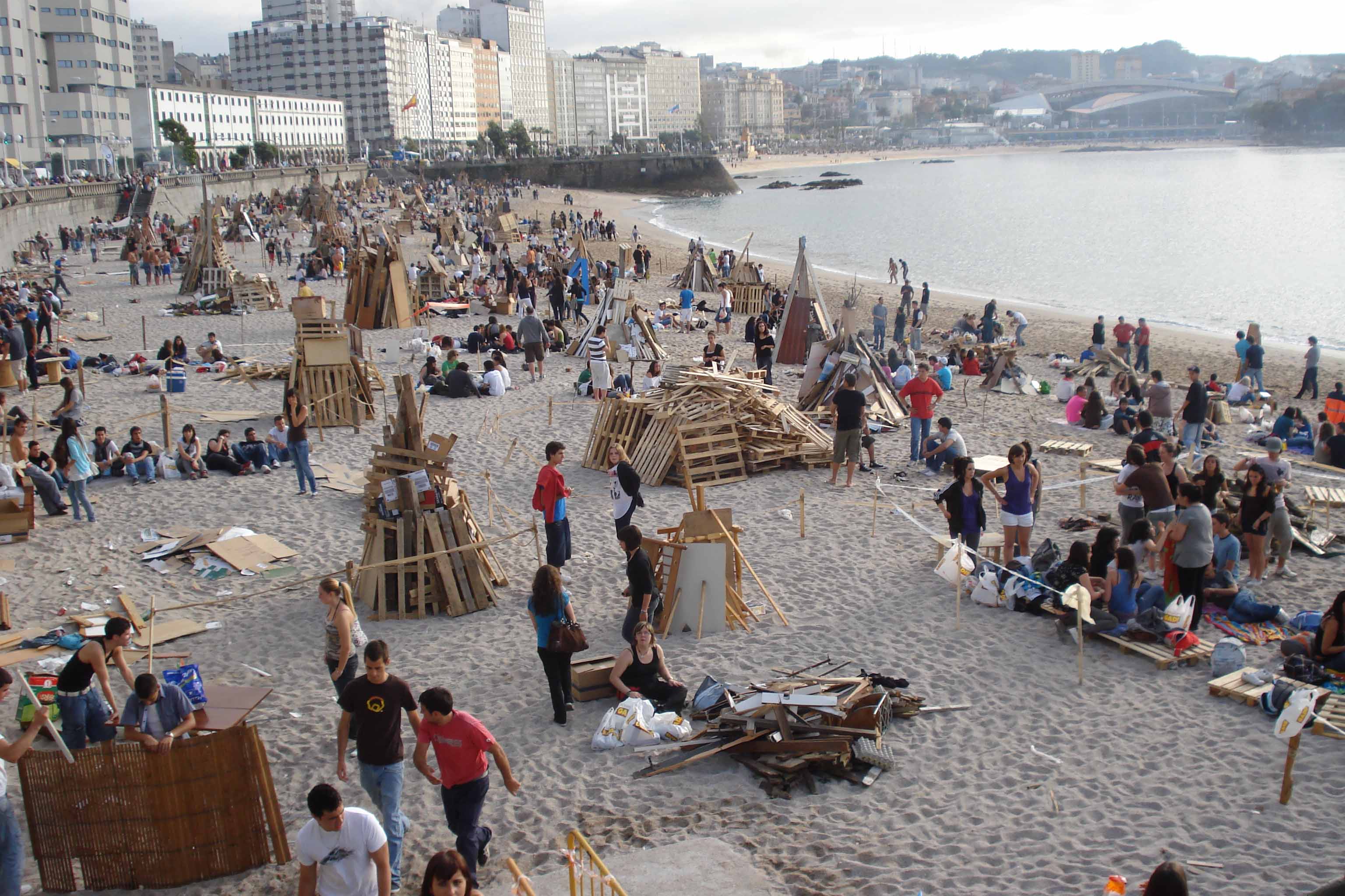 Piras De madera, futuras hogueras en la playa de Riazor. Foto: José Alejandro Carrillo Neira. Piras De madera, futuras hogueras en la playa de Riazor. Foto: José Alejandro Carrillo Neira.