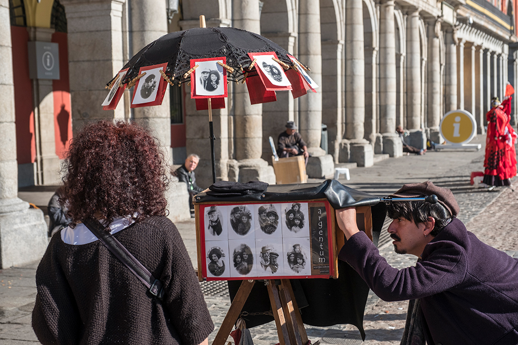 Fotógrafo retratando personas en la Plaza Mayor. Foto: Miquelito. Shutterstock. Fotógrafo retratando personas en la Plaza Mayor. Foto: Miquelito. Shutterstock.