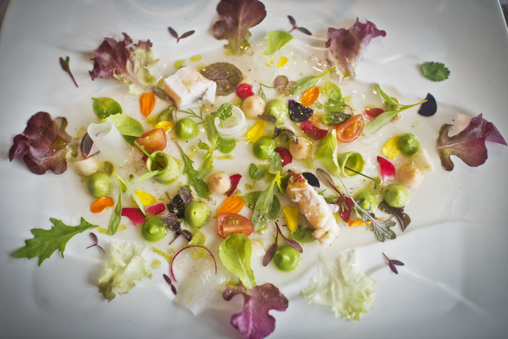 Ensalada de tuétanos de verdura con marisco, crema de lechuga de caserío y jugo yodado. Aún más seductora en boca. Ensalada de tuétanos de verdura con marisco, crema de lechuga de caserío y jugo yodado. Aún más seductora en boca.