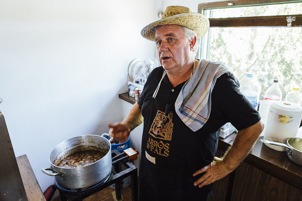 Joan Silvestre, payés, ex alcalde de Pals, y arrocero mayor de las fiestas locales. Joan Silvestre, payés, ex alcalde de Pals, y arrocero mayor de las fiestas locales.