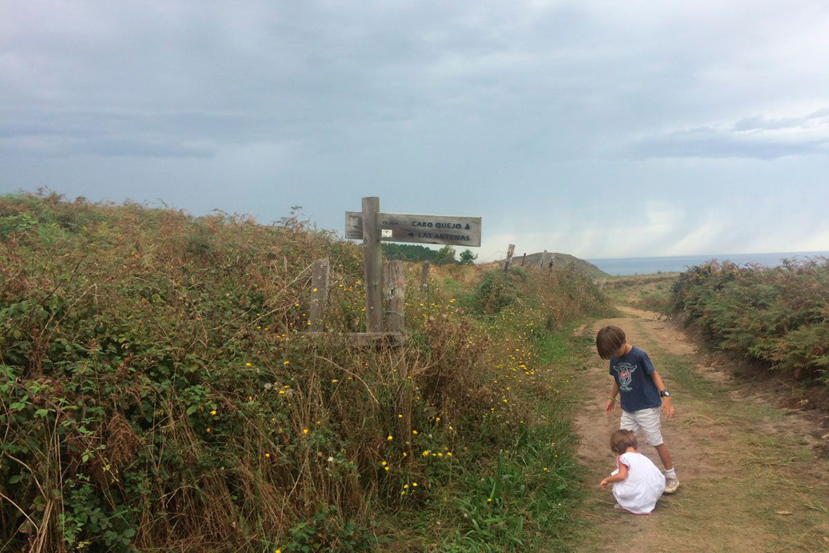 Rutas por Cantabria: Camino de la ruta de Isla. Foto: Johanna Saldón Rutas por Cantabria: Camino de la ruta de Isla. Foto: Johanna Saldón