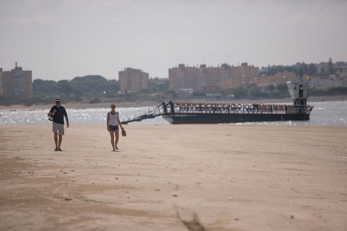 El Levante sopla en Cádiz durante una media de 165 días al año. El Levante sopla en Cádiz durante una media de 165 días al año.