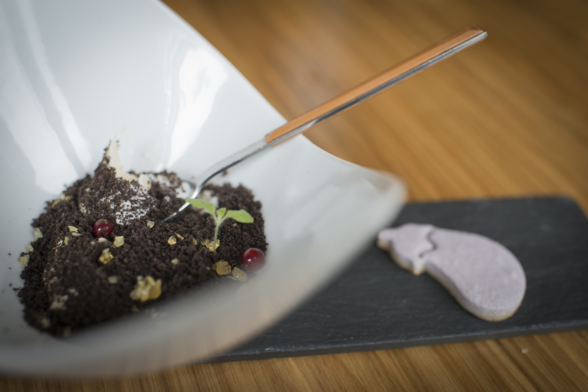 Otro detalle, la galleta-berenjena que acompaña a Tierra, postre de 'mascarpone' y 'stracciatella'. Otro detalle, la galleta-berenjena que acompaña a Tierra, postre de 'mascarpone' y 'stracciatella'.