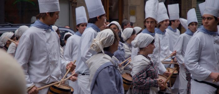 Cocineros con sus barriles durante la tamborrada. Foto: Flickr, Estitxu Carton. Cocineros con sus barriles durante la tamborrada. Foto: Flickr, Estitxu Carton.