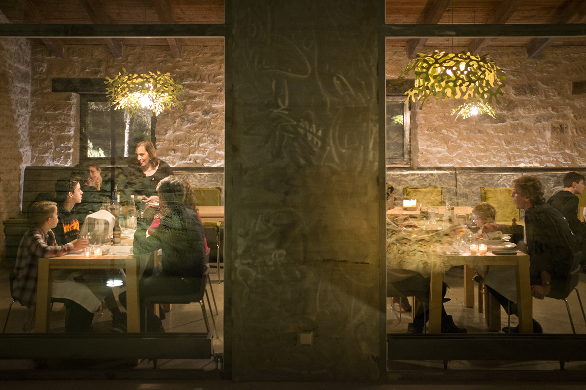 La cálida atmósfera del comedor a la hora de cenar. La cálida atmósfera del comedor a la hora de cenar.