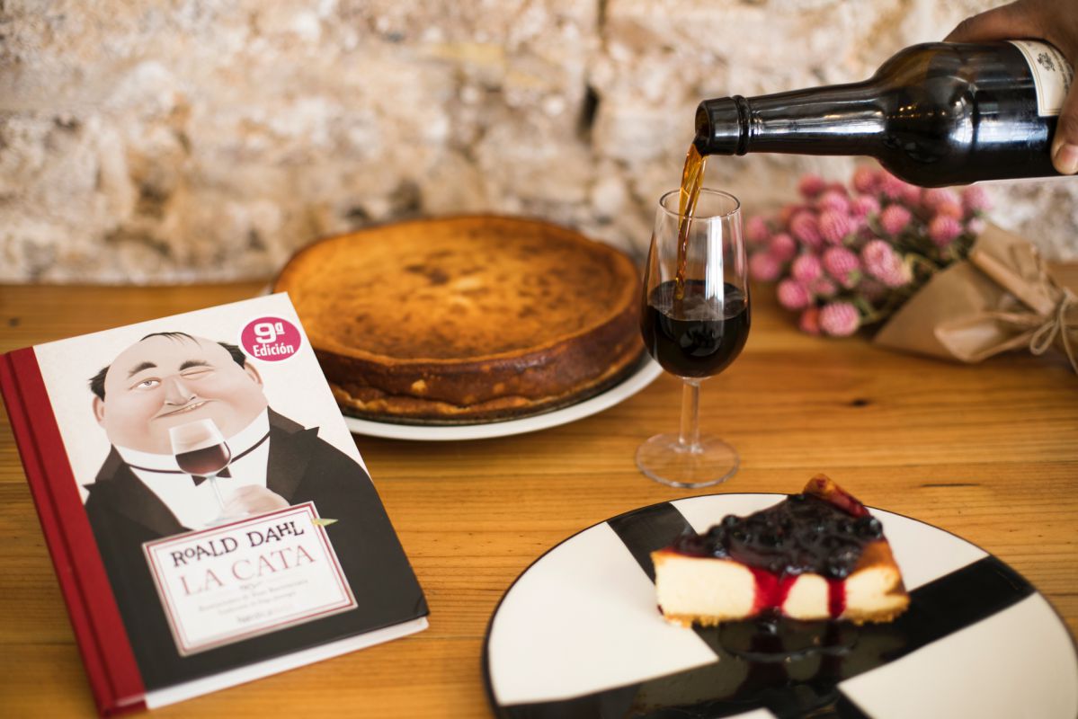 Roald Dahl escribe este éxito de ventas que transcurre durante una cena. Copita de moscatel y tarta para aderezarlo. Roald Dahl escribe este éxito de ventas que transcurre durante una cena. Copita de moscatel y tarta para aderezarlo.
