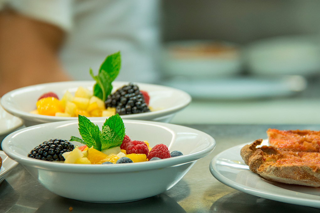 Una deliciosa combinación de frutas del bosque como apetecible postre. Una deliciosa combinación de frutas del bosque como apetecible postre.