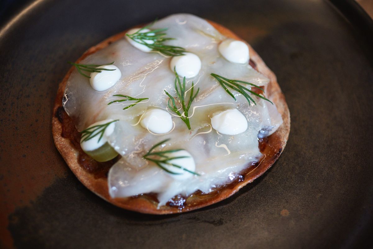 La coca de cebolla, papada ibérica y sardina ahumada del restaurante Direkte Boquería, en Barcelona. La coca de cebolla, papada ibérica y sardina ahumada del restaurante Direkte Boquería, en Barcelona.