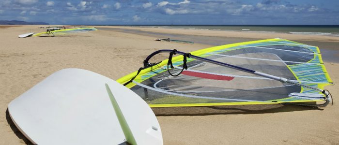 Fuerteventura es el paraíso para los deportes acuáticos que requieran gran cantidad de viento. Fuerteventura es el paraíso para los deportes acuáticos que requieran gran cantidad de viento.