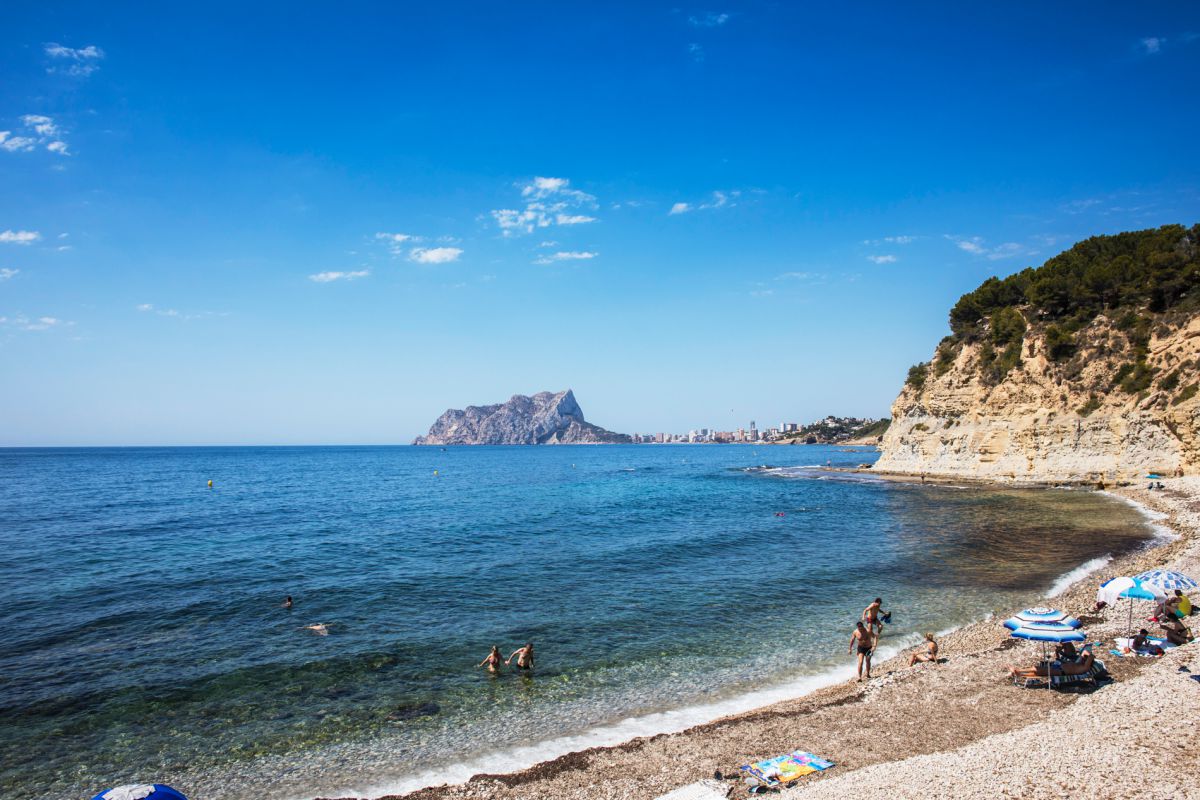Vista de la cala Balabrar, en Benissa, Alicante. Vista de la cala Balabrar, en Benissa, Alicante.