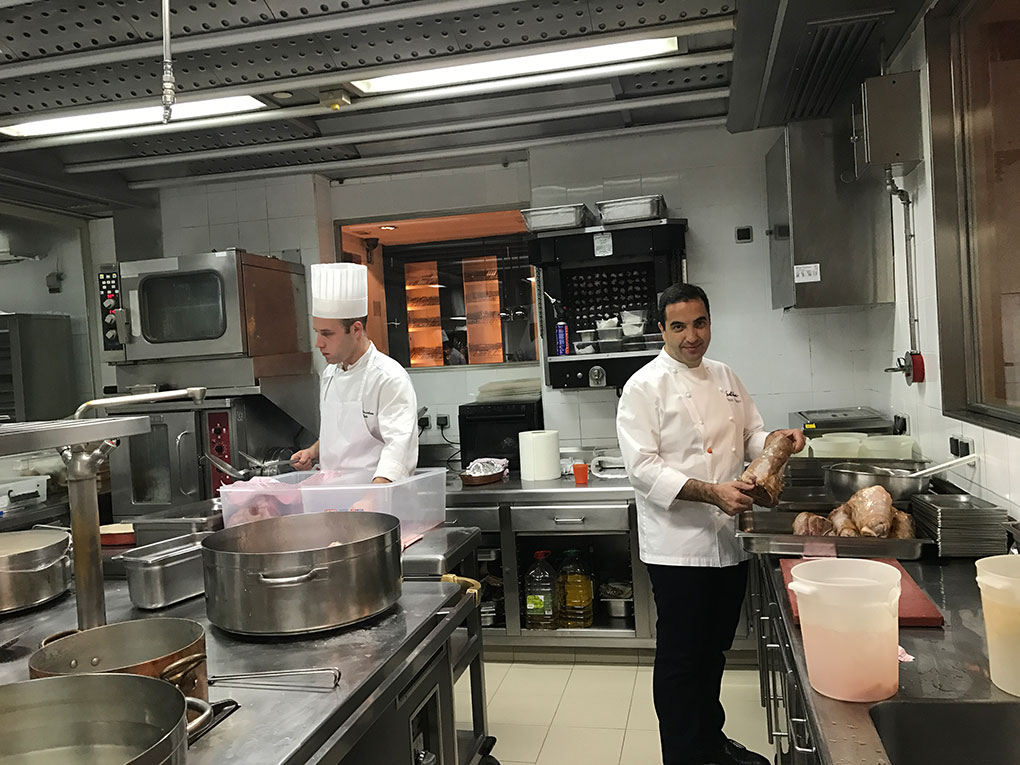 Óscar Velasco en la cocina de Santceloni. Óscar Velasco en la cocina de Santceloni.