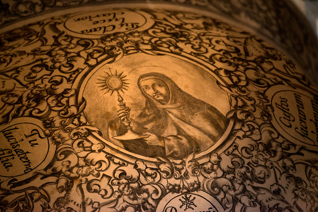 Detalle de una de las pinturas donde aparece una virgen Detalle de una de las pinturas donde aparece una virgen
