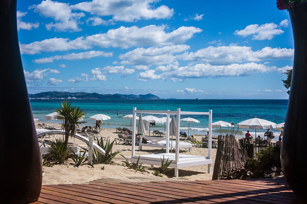 La playa de Es Caballet desde Chiringay. La playa de Es Caballet desde Chiringay.