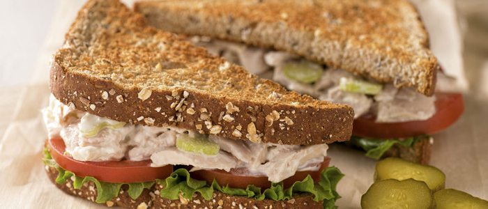 Sandwich de ensalada de bonito, un clásico que no pasa de moda. Sandwich de ensalada de bonito, un clásico que no pasa de moda.