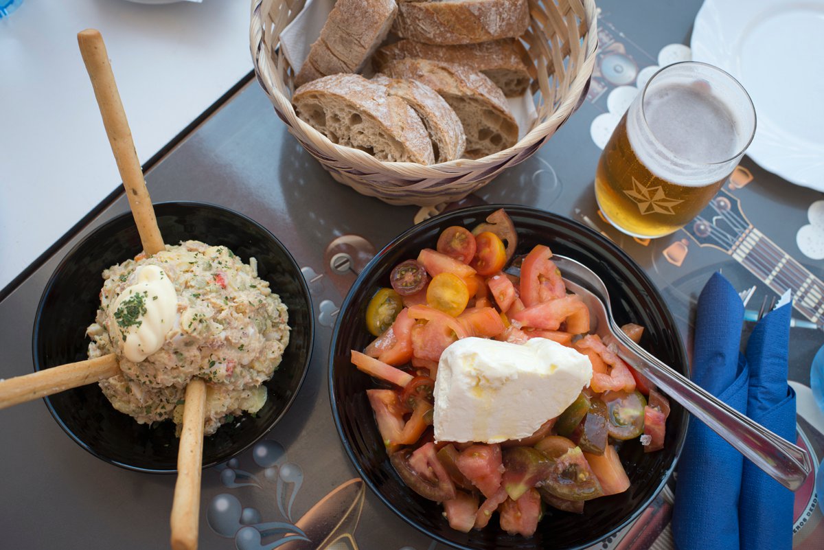 Bar Troita (Playa de Boa Grande): ensaladilla rusa y ensalada de tomate y queso de Cebreiro Bar Troita (Playa de Boa Grande): ensaladilla rusa y ensalada de tomate y queso de Cebreiro