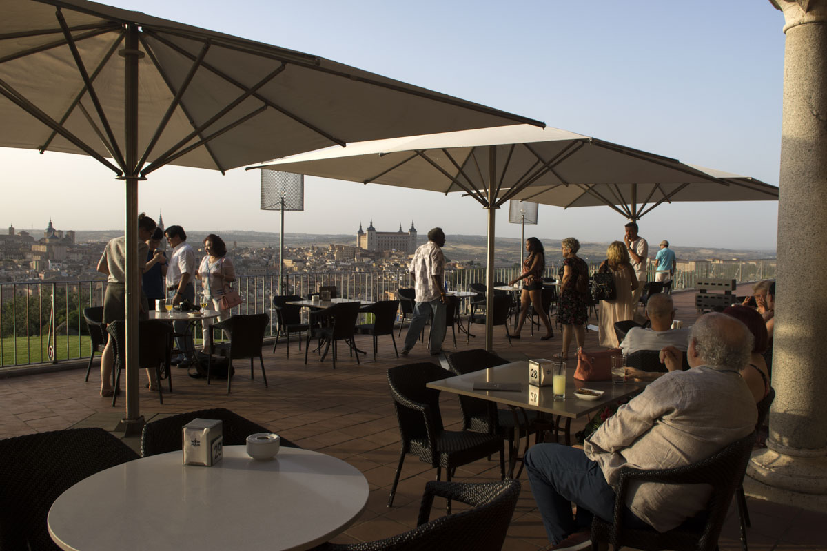 Conocer a fondo la ciudad exige una parada obligatoria en la terraza del Parador. Conocer a fondo la ciudad exige una parada obligatoria en la terraza del Parador.