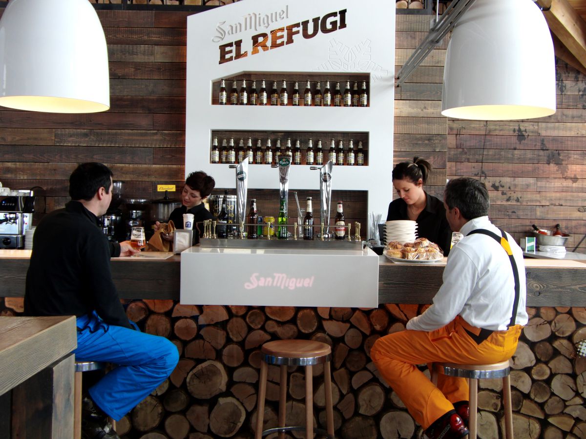 En la barra de 'El Refugi' se entra rápidamente en calor. Foto: Baqueira. En la barra de 'El Refugi' se entra rápidamente en calor. Foto: Baqueira.