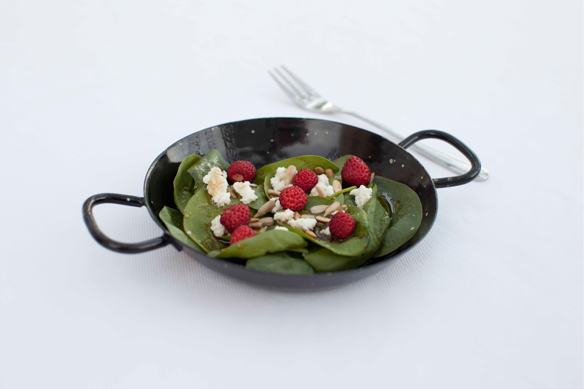 Espinacas con fresas. Foto: Cortesía del restaurante Ca Na Toneta. Espinacas con fresas. Foto: Cortesía del restaurante Ca Na Toneta.