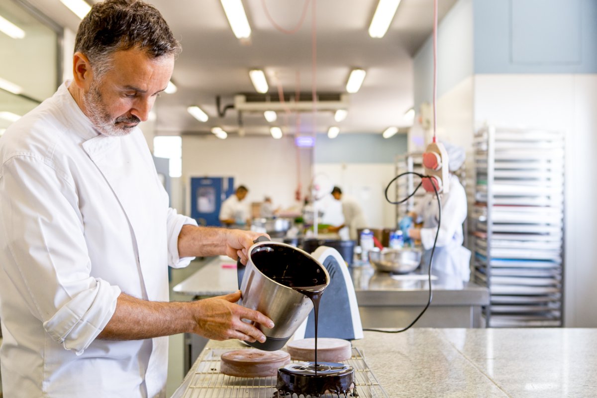 Pastelería y obrador Tugues (Lleida): el pastelero Jordi Tugues napando una tarta Sacher Pastelería y obrador Tugues (Lleida): el pastelero Jordi Tugues napando una tarta Sacher