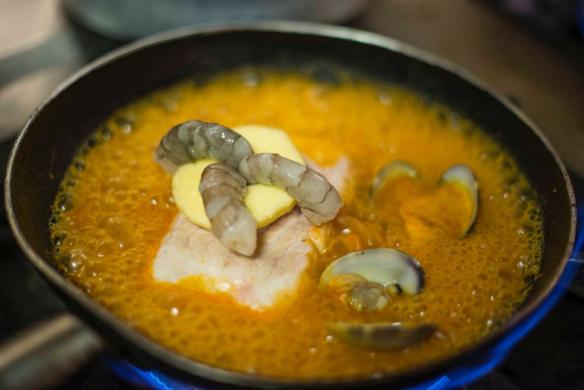 Friendo el rape y los langostinos para un plato de cuchara. Friendo el rape y los langostinos para un plato de cuchara.