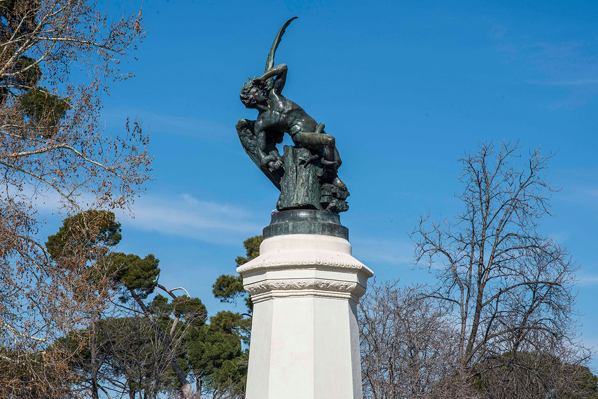 ¿Quién no ha buscado en el parque al 'Ángel Caído'? Todo por una foto con el demonio. ¿Quién no ha buscado en el parque al 'Ángel Caído'? Todo por una foto con el demonio.