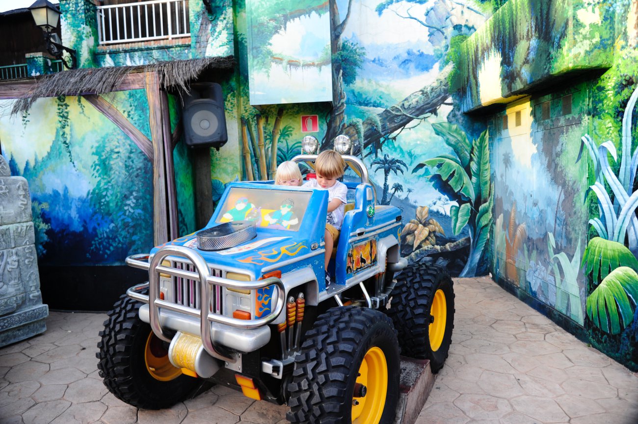 Parque Tívoli - niños en el coche Parque Tívoli - niños en el coche