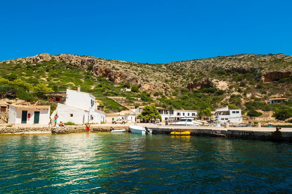 No es la edificación de Cabrera el reclamo turístico más importante, sino su naturaleza salvaje. Foto: Agefotostock. No es la edificación de Cabrera el reclamo turístico más importante, sino su naturaleza salvaje. Foto: Agefotostock.