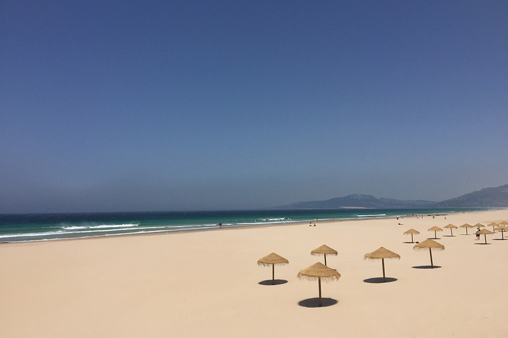 En la imagen no lo parece, pero Los Lances es la playa más vinculada a la ciudad. Foto: Maite Bernal. En la imagen no lo parece, pero Los Lances es la playa más vinculada a la ciudad. Foto: Maite Bernal.