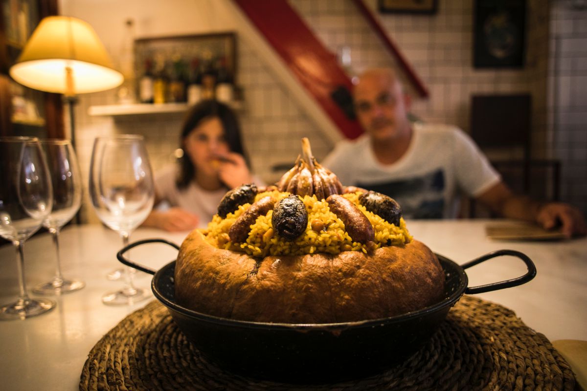 En 'Bodega La Peseta' lo cocinan sobre una calabaza. En 'Bodega La Peseta' lo cocinan sobre una calabaza.