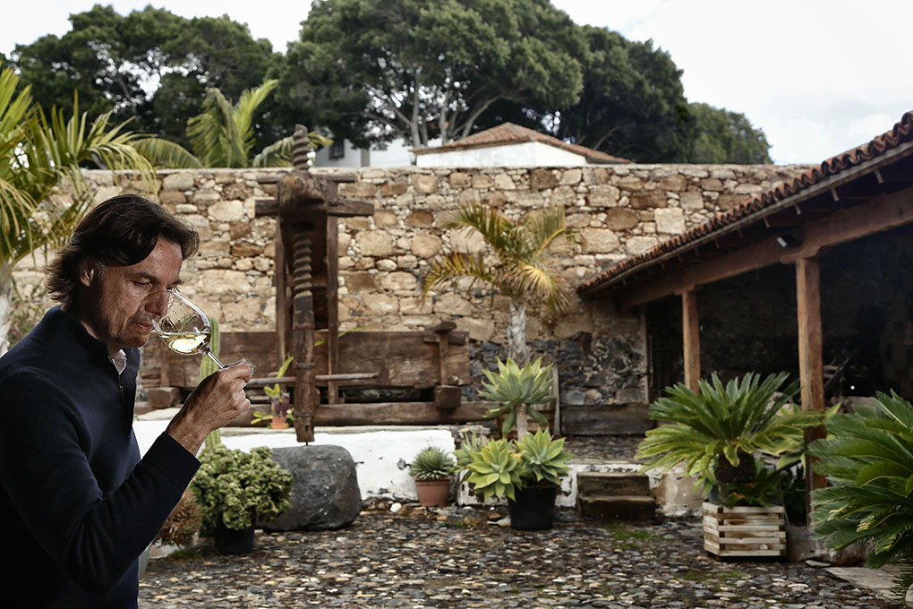 Enrique Alfonso en el patio de su bodega, presidido por un lagar de 1822. Enrique Alfonso en el patio de su bodega, presidido por un lagar de 1822.