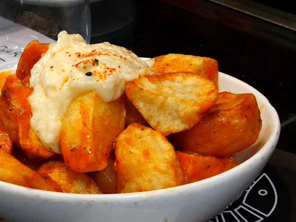 Las bravas llevan un toque de pimentón y salsa alioli. Las bravas llevan un toque de pimentón y salsa alioli.