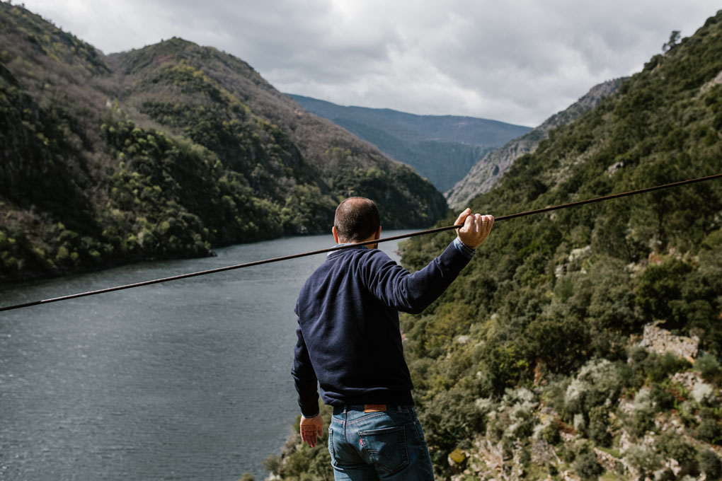 Carlos se asoma a 'Finca Lobeiras' sujeto a uno de los cables imprescendibles para subir la uva durante la vendimia. Carlos se asoma a 'Finca Lobeiras' sujeto a uno de los cables imprescendibles para subir la uva durante la vendimia.