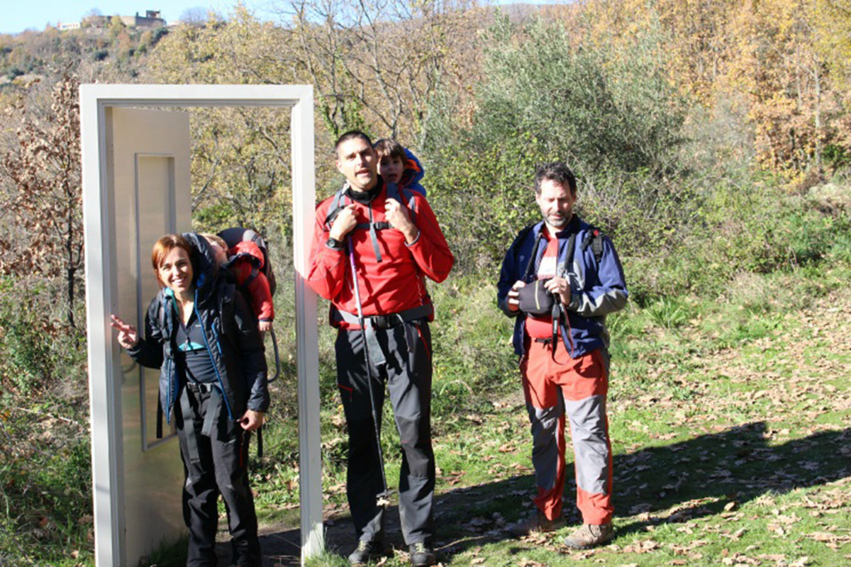 Atravesando puertas en uno de los caminos. Atravesando puertas en uno de los caminos.