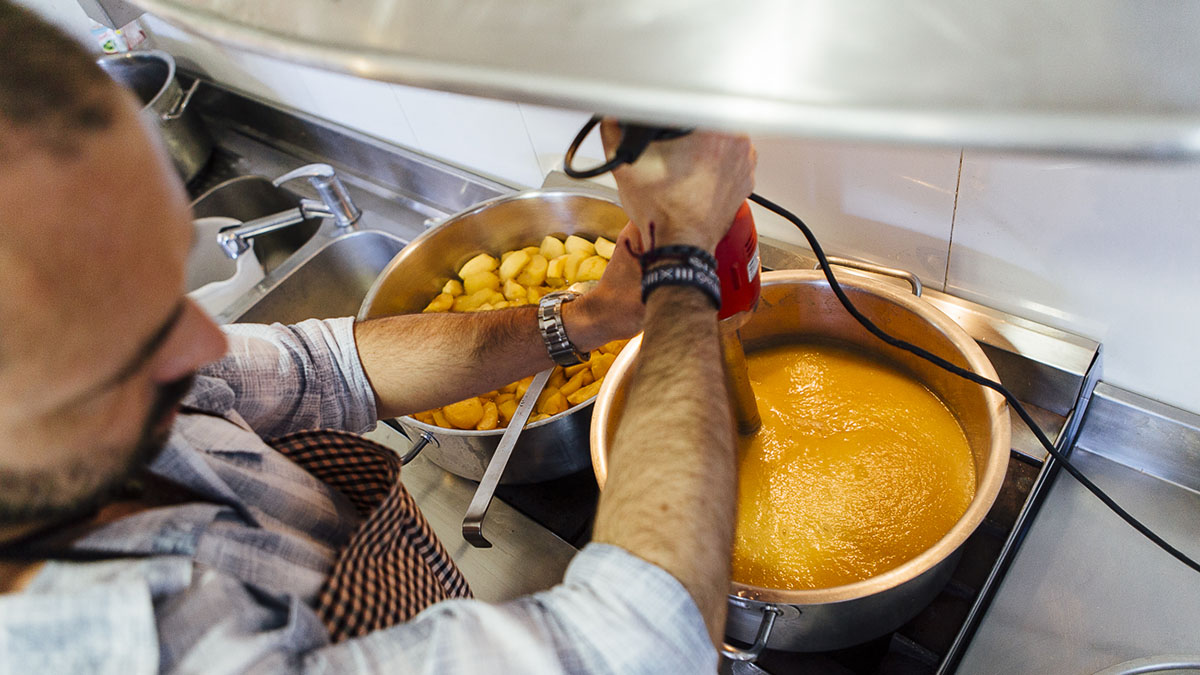 Casi cada día se preparan mermeladas en la cocina de 'Les Eroles'. Casi cada día se preparan mermeladas en la cocina de 'Les Eroles'.