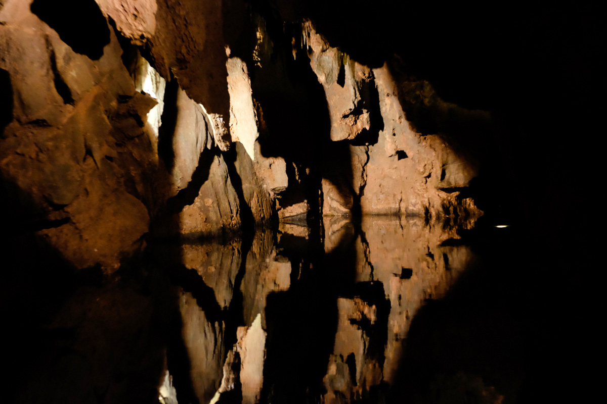 En algunas partes de la travesía el techo de la cueva se confunde con su reflejo en el agua. En algunas partes de la travesía el techo de la cueva se confunde con su reflejo en el agua.