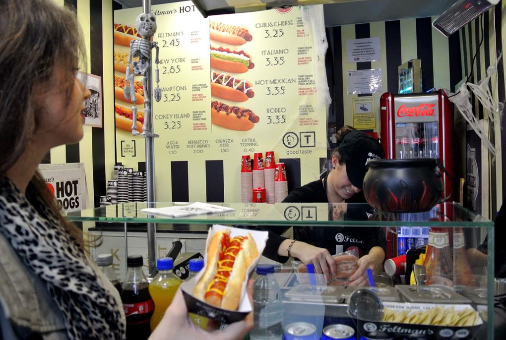 El placer de un perrito nocturno en Feltman’s Hot Dog / Foto: C.M. El placer de un perrito nocturno en Feltman’s Hot Dog / Foto: C.M.