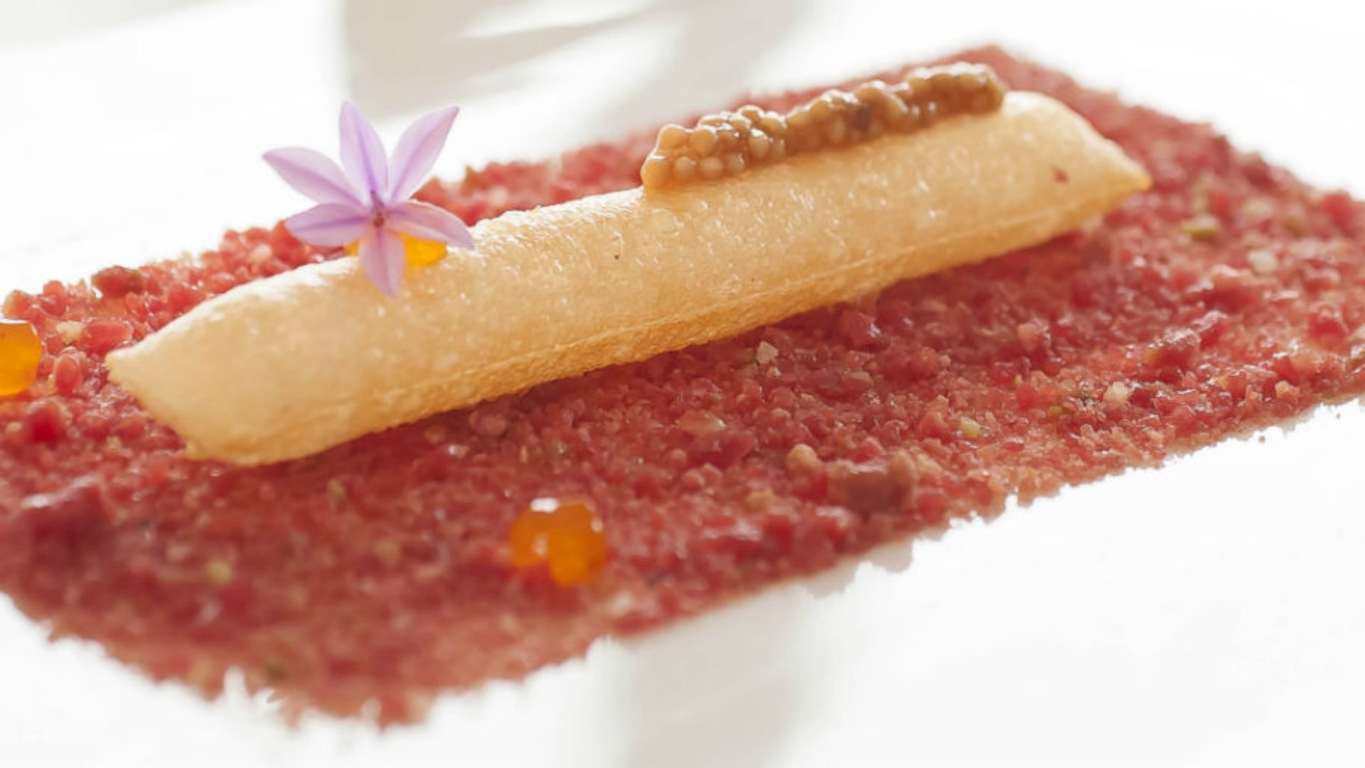 Plato estrella: Finísimo y ligero tartar de buey con patata souflé y pan de hierbas aromáticas Plato estrella: Finísimo y ligero tartar de buey con patata souflé y pan de hierbas aromáticas