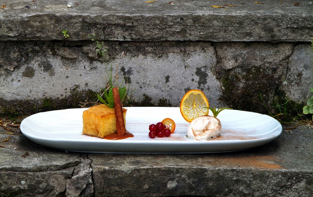 Torrija de sobao pasiego con helado mantecado y crema de orujo de Liébana. Torrija de sobao pasiego con helado mantecado y crema de orujo de Liébana.