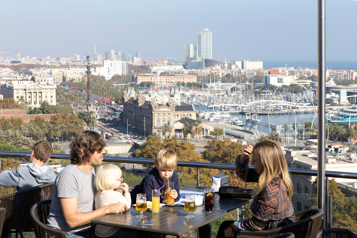 Para rememorar el paseo, nada mejor que tomarse algo en una terraza con más vistas a la ciudad. Para rememorar el paseo, nada mejor que tomarse algo en una terraza con más vistas a la ciudad.