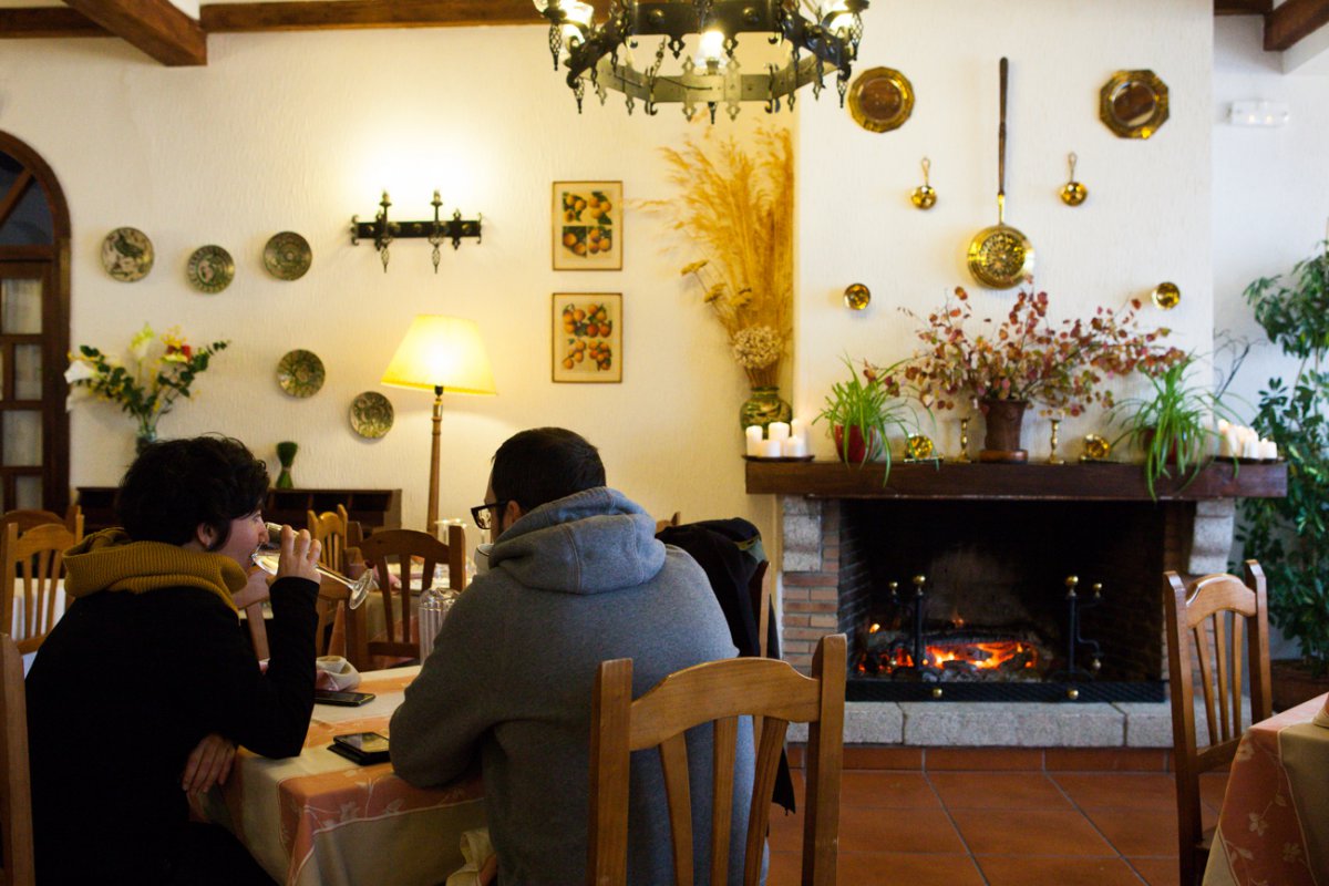 Un salón con una decoración serrana cuidada y muy luminoso. Un salón con una decoración serrana cuidada y muy luminoso.