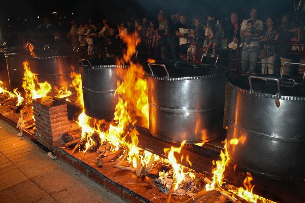 La gente de Puertollano asiste a ver las hogueras de los guisos de la festividad del Santo Voto. La gente de Puertollano asiste a ver las hogueras de los guisos de la festividad del Santo Voto.