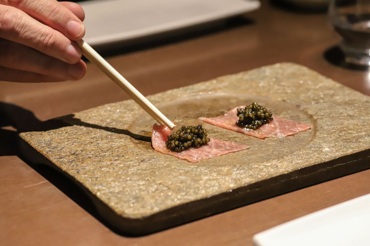 Cogiendo con palillos toro con caviar. Cogiendo con palillos toro con caviar.