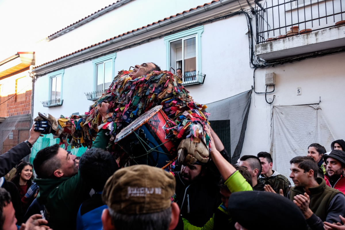 Cuando acaba, el Jarramplas es ovacionado por todos los vecinos. Cuando acaba, el Jarramplas es ovacionado por todos los vecinos.