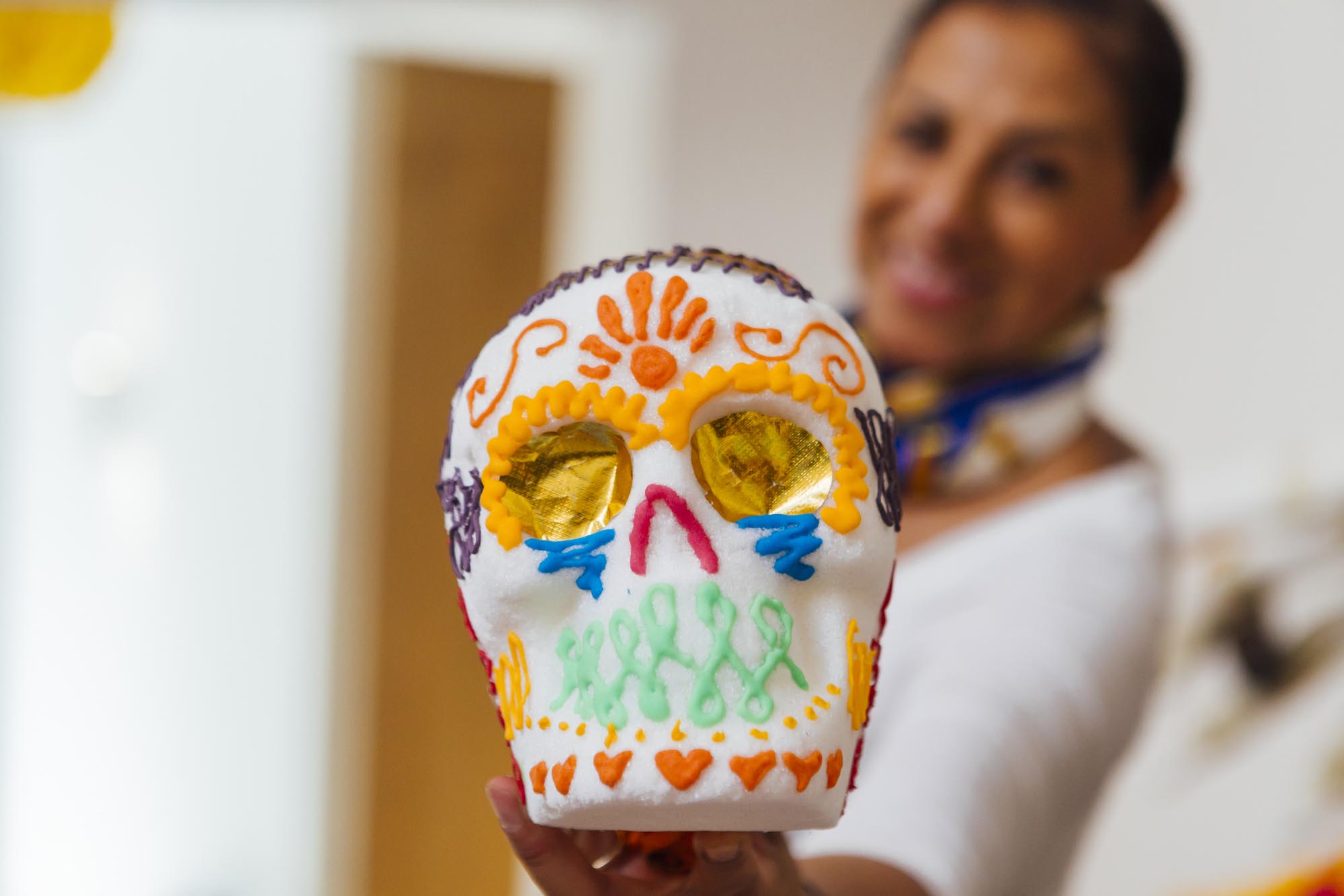 Para aglutinar el azúcar de las calaveras se utiliza clara de huevo. Para aglutinar el azúcar de las calaveras se utiliza clara de huevo.